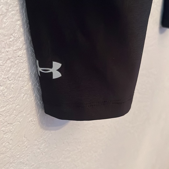 Under Armour black cropped size large leggings. Gently used, in great condition - Picture 4 of 4